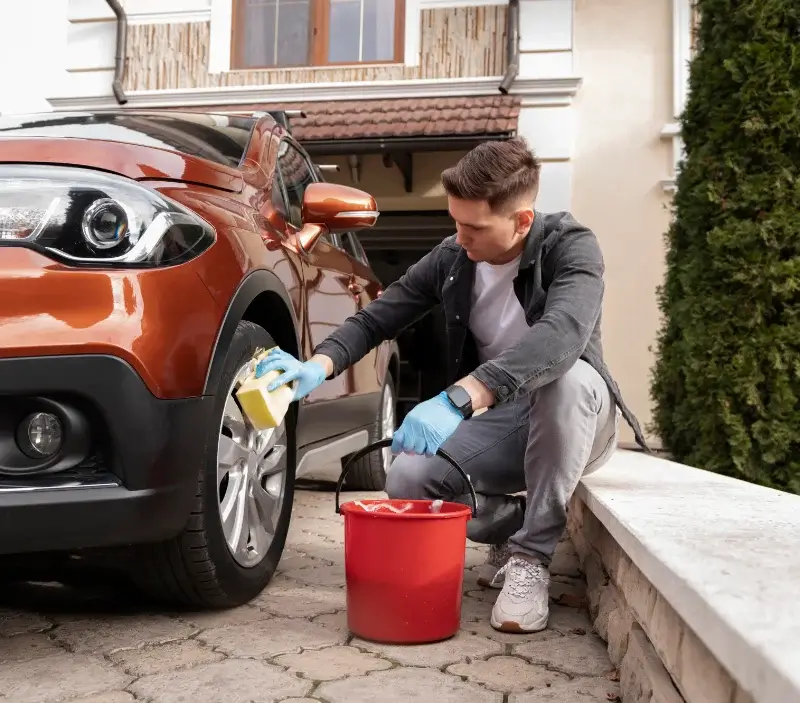 Lavage auto à domicile Saint-Martin-de-la-Mer : professionnel intervenant sur un véhicule